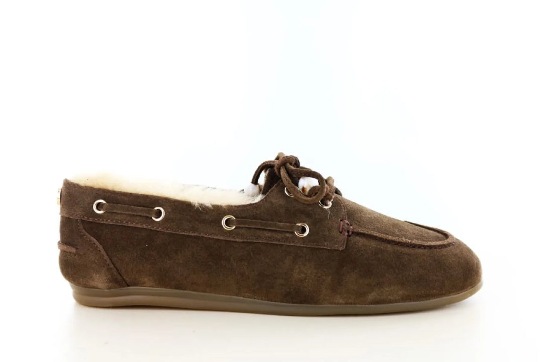Haboob LP Vita 35 dames instapper in brunette donkerbruin suède met warme vachtvoering, veterdetail en platte flexibele zool.