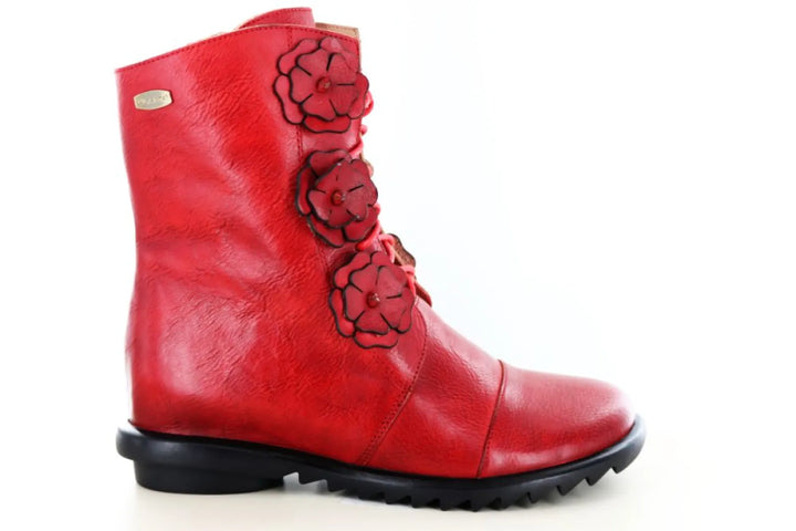 Laura Vita Cyrielle 43 Rouge rode leren veterboot voor dames met bredere ronde leest, decoratieve bloemen, zwarte profielzool, rits en veters.