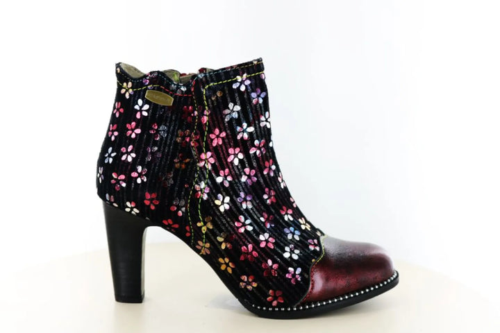 Laura Vita Albane 198 leren dames-enkellaars in Framboise met kleurrijk bloemendessin, ritssluiting, hoge hak en decoratieve studs.