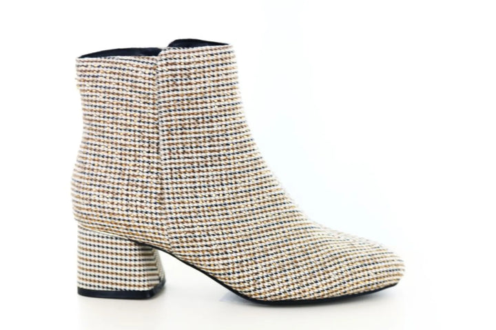Maak je outfit bijzonder met de La Strada 2323228 in beige. Een elegante enkellaars met fijn dessin, carréneus, blokhak en handige rits.