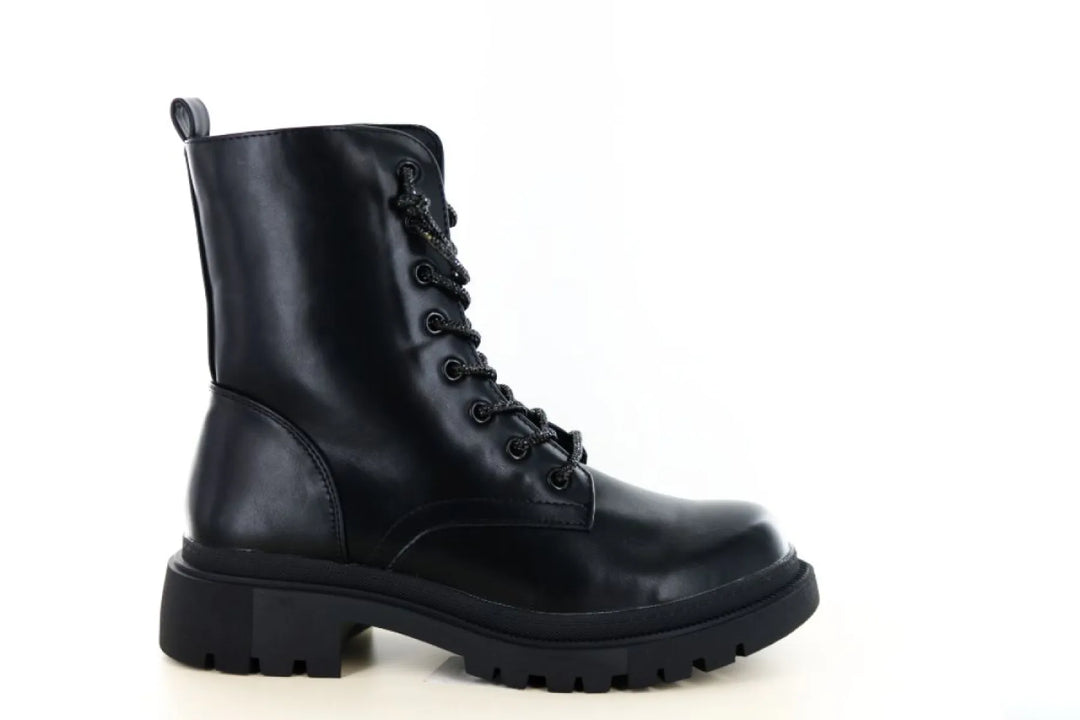 La Strada 2405206 zwarte halfhoge veterboot voor dames van synthetisch materiaal met rits, veters, blokhak en grove profielzool.