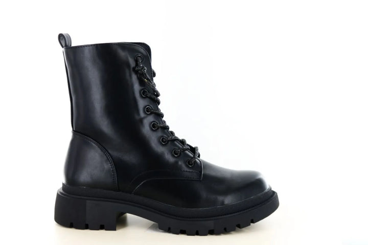 La Strada 2405206 zwarte halfhoge veterboot voor dames van synthetisch materiaal met rits, veters, blokhak en grove profielzool.