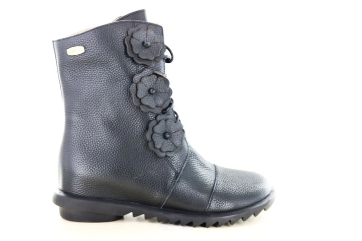Laura Vita Cyrielle 43 Noir zwarte leren veterboot voor dames met bredere ronde leest, bloemdetails, profielzool, ritssluiting en veters.