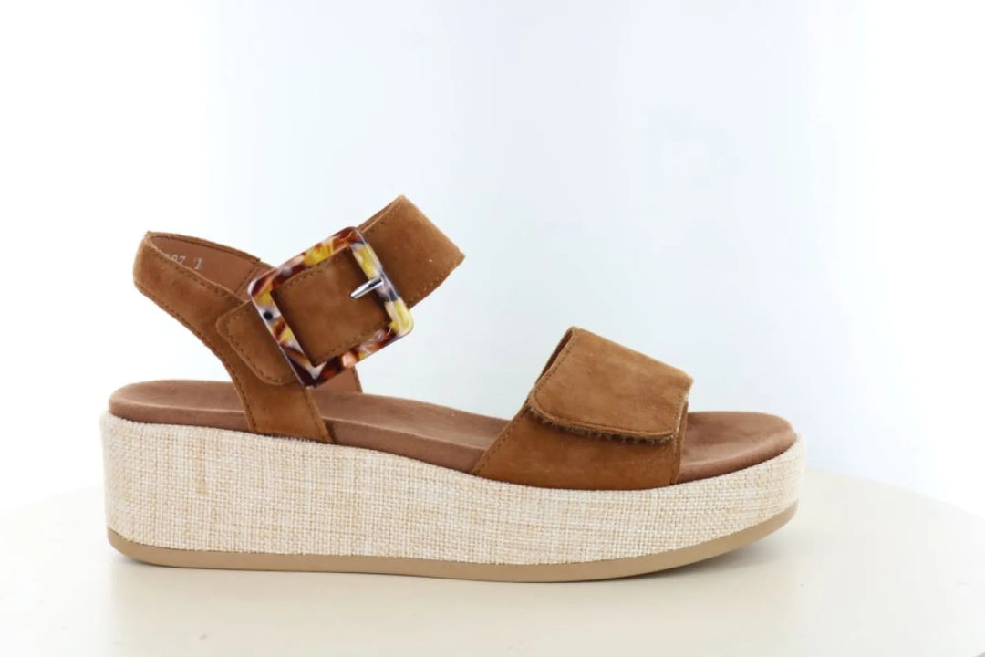 Rieker dames sandaal cognac nubuck met klittenband en plateauzool geschikt voor steunzolen en lange dagen lopen
