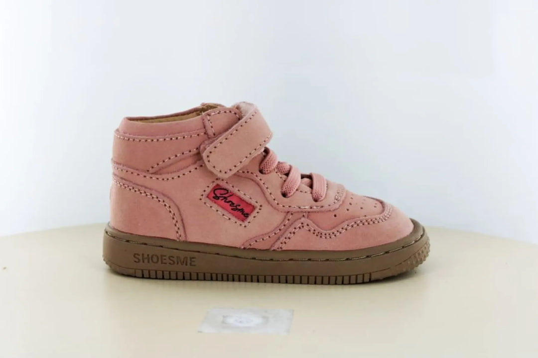 Shoesme BN24W008 halfhoge meisjessneaker van oudroze nubuck met elastische veters, klittenbandsluiting en flexibele bruine zool.