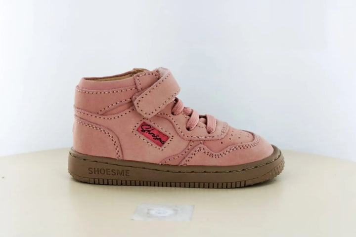 Shoesme BN24W008 halfhoge meisjessneaker van oudroze nubuck met elastische veters, klittenbandsluiting en flexibele bruine zool.
