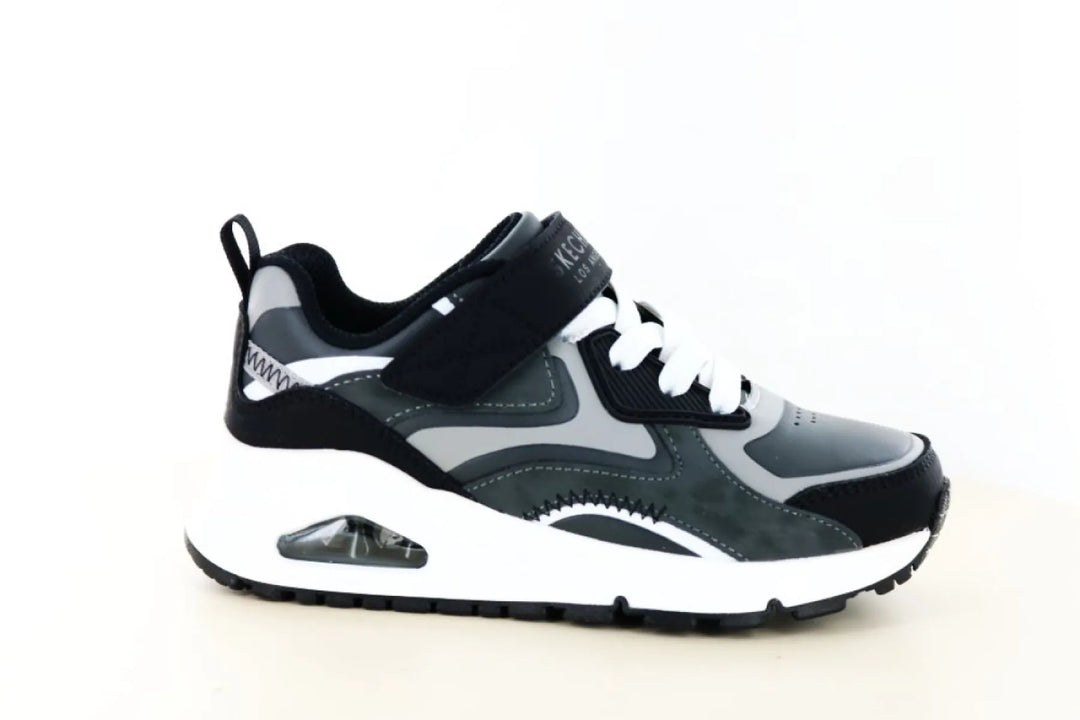 Skechers 403646L jongens sneaker in zwart synthetisch materiaal met klittenbandsluiting, geschikt voor brede voeten.Skechers 403646L jongens sneaker in zwart synthetisch materiaal met klittenbandsluiting, geschikt voor brede voeten.