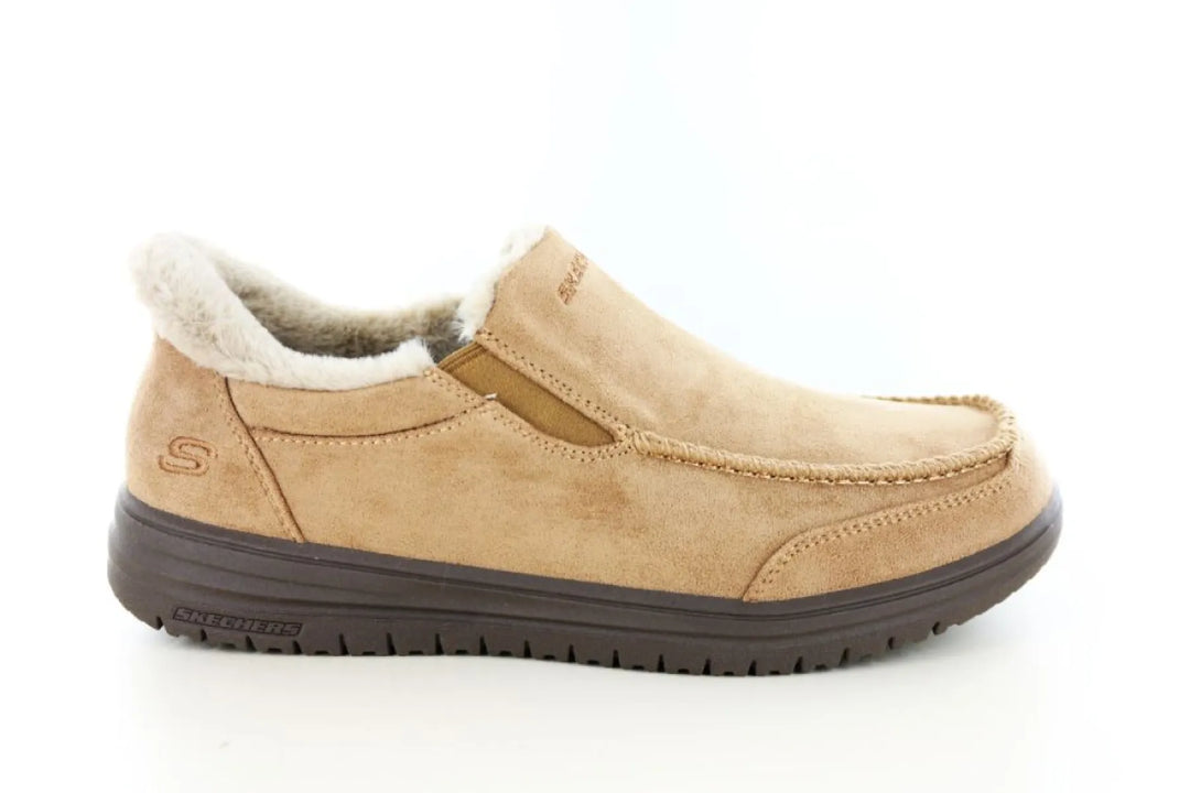 Skechers 205606 Murette-Scofield beige herenpantoffel in kleur TAN met dichte hiel, warme imitatiebontvoering en Hands Free Slip-ins.